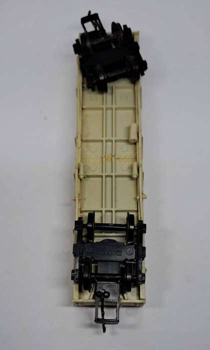 Model Trains HO-Scale 1 x Ratio Gondola, with plastic wheels & Fleischman type-couplers.