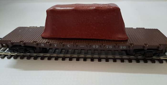 Model Trains 1:87 HO - Load under Tarpaulin (Brown) - 76mm x 27mm x 27mm