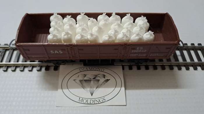 Model Trains 1:87 HO - Flour bags x29 on pallet - 76mm x 27mm x 18mm
