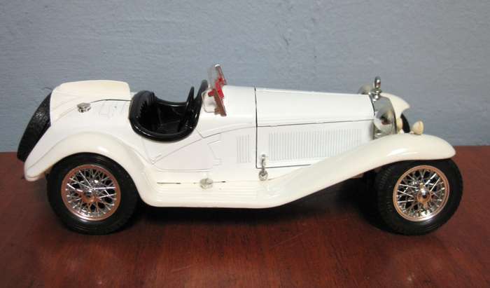 1932 Alfa Romeo 2300 Spider (1:18) by Bburago