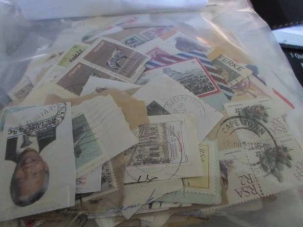 600 X MIXED WORLD STAMPS ON PAPER SEE PICS