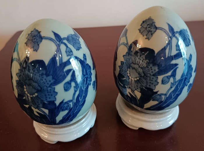 Se of 2 Vintage Cobalt Blue & White Floral Chinoiserie Porcelain Egg With Stands