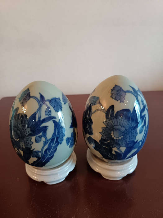 Se of 2 Vintage Cobalt Blue & White Floral Chinoiserie Porcelain Egg With Stands
