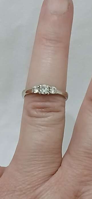 18ct White gold diamond Trilogy ring