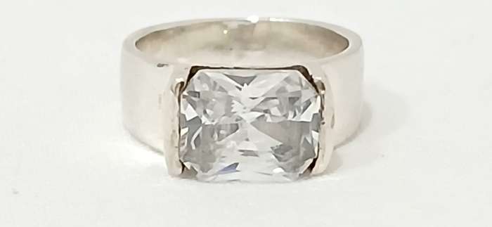 Sterling silver broad ring with cubic stone