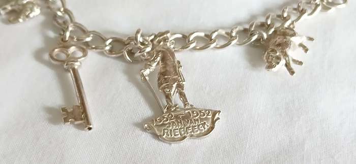 Vintage sterling silver charmed bracelet