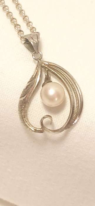 Sterling silver pendant with'floating pearl' on chain