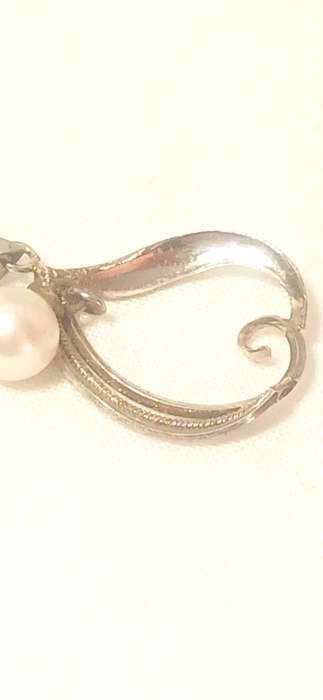 Sterling silver pendant with'floating pearl' on chain