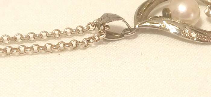 Sterling silver pendant with'floating pearl' on chain