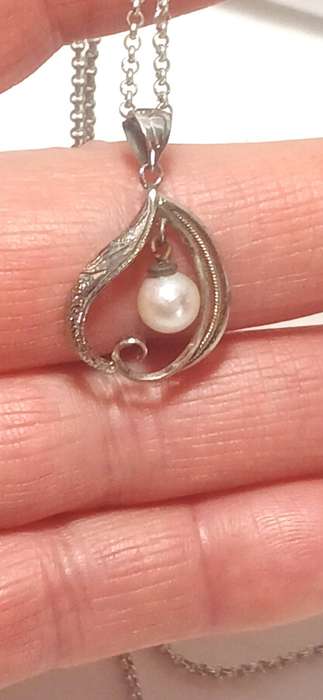 Sterling silver pendant with'floating pearl' on chain