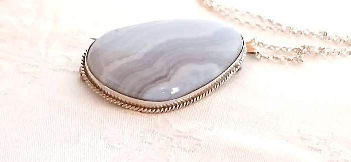 Vintage large pendant/brooch with agate stone