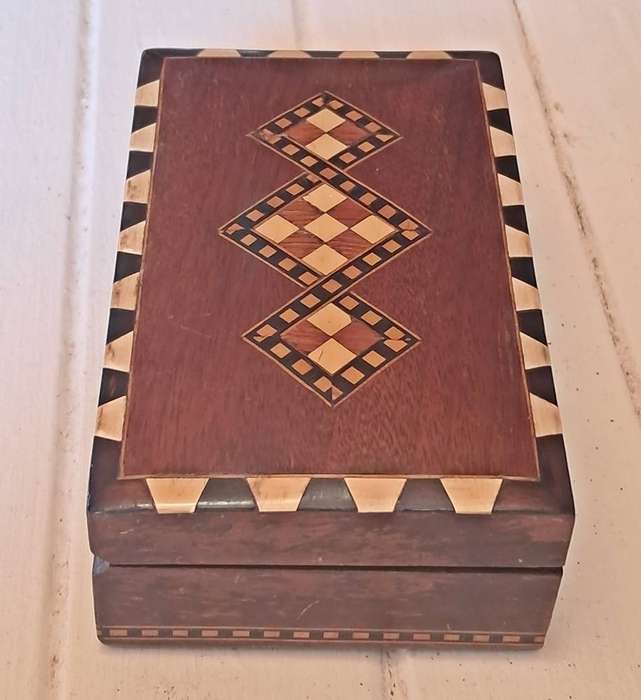 Wooden box with Spanish maquetry