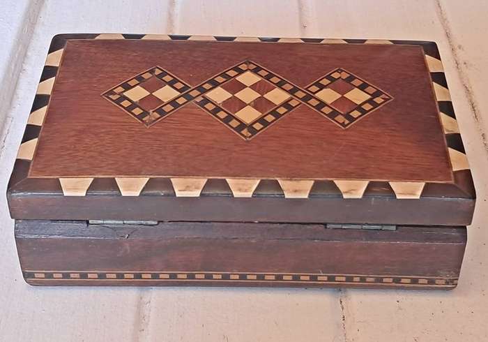 Wooden box with Spanish maquetry