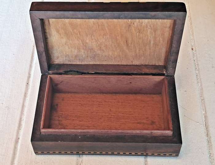 Wooden box with Spanish maquetry