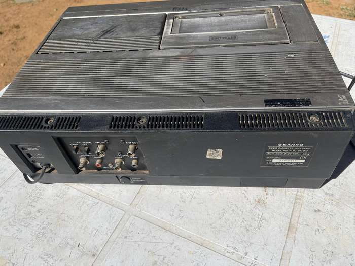 Old Sanyo Beta Video machine. NOT WORKING. For spares or repair.
