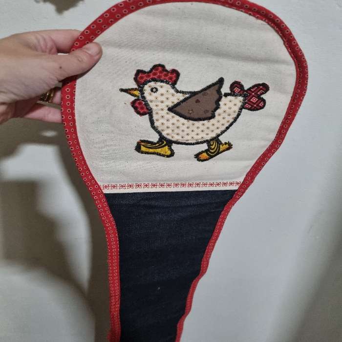 Embroidered oven mitten with chicken detail