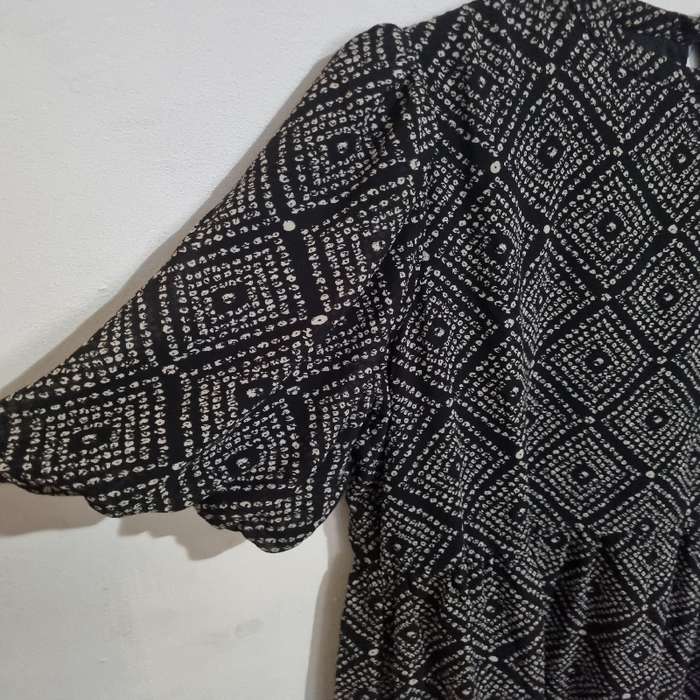 Beautiful dress with puffy sleeves - Size M