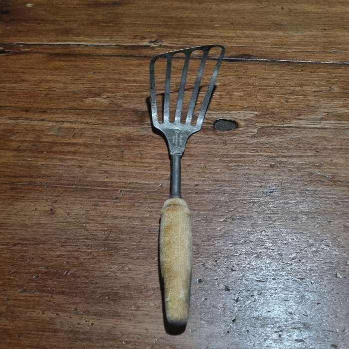 Vintage Skyline Kitchen tool with wooden handle - Kitchenalia