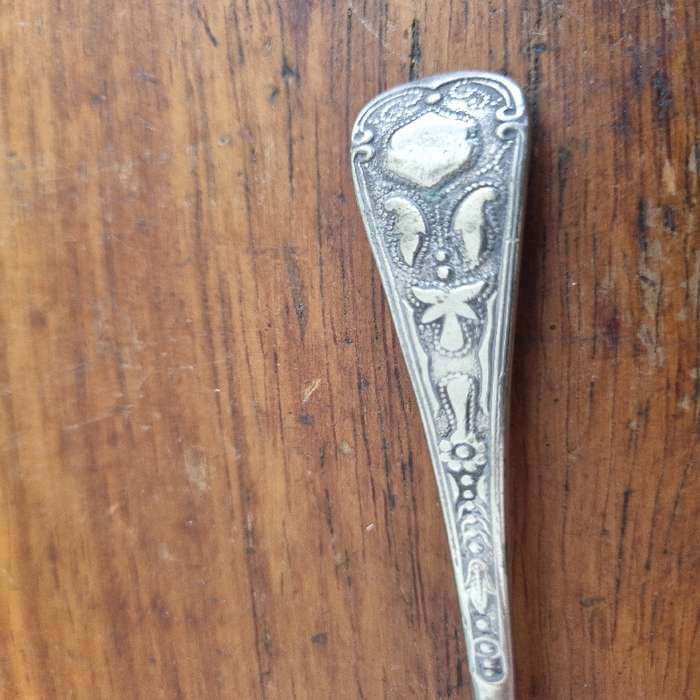 Beautiful Vintage EPNS spoon with engraved detail - 16cm