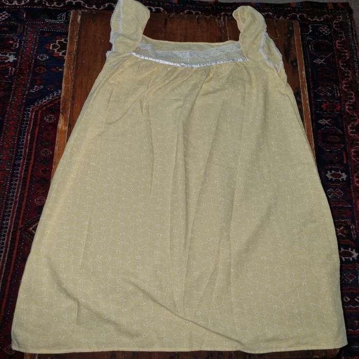Vintage Sleepwear - Yellow with lace detail - Size M