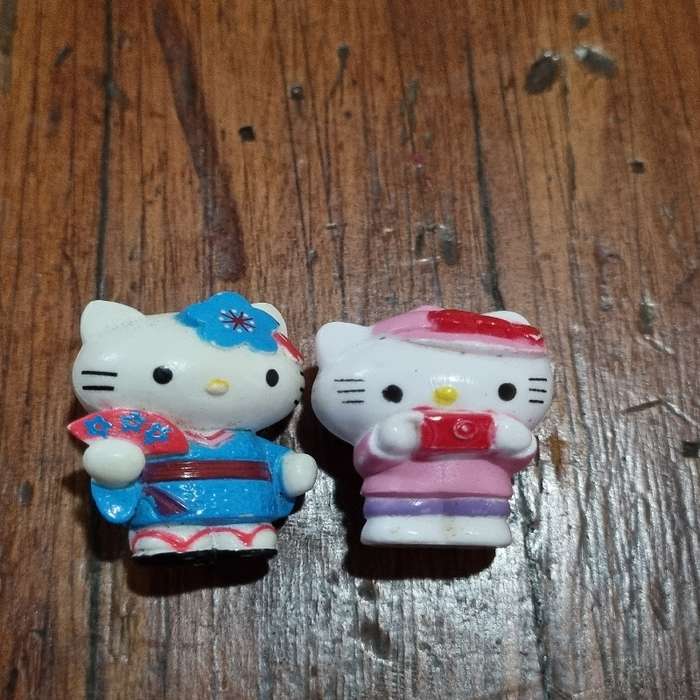 2 x Mini Hello Kitty figurines - 2.5cm each