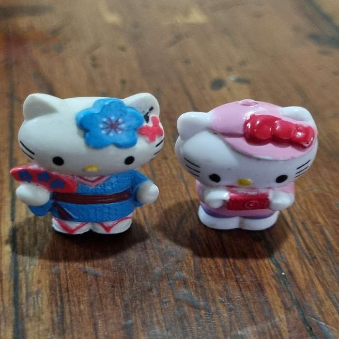 2 x Mini Hello Kitty figurines - 2.5cm each