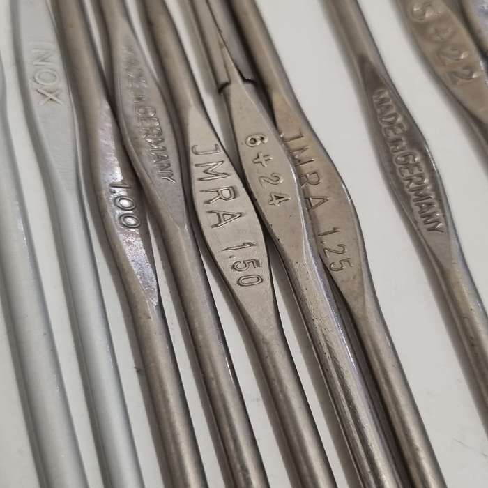 16 x Metal Crochet Needles / Crochet hooks