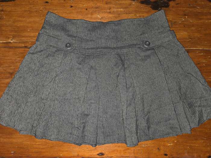 YDE mini pleated skirt - Size 10 - Never worn - Perfect for winter with tights and boots