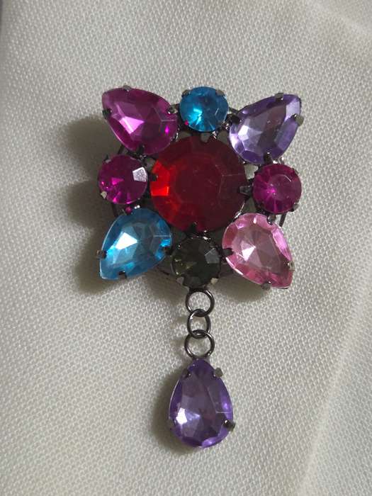 Vintage Brooch with coloured stones