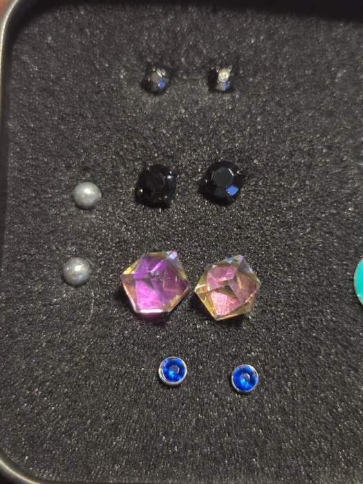 8 Pairs of beautiful earrings