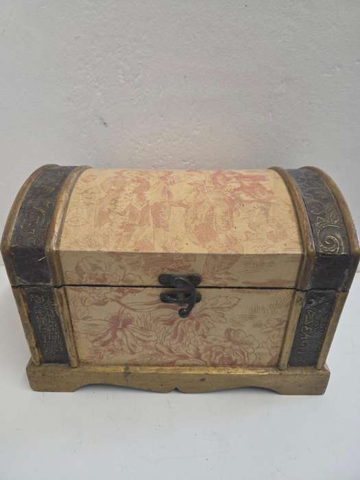 Large storage kist / box - Perfect for stationary, etc. Size - 33cm x 23cm x 20cm