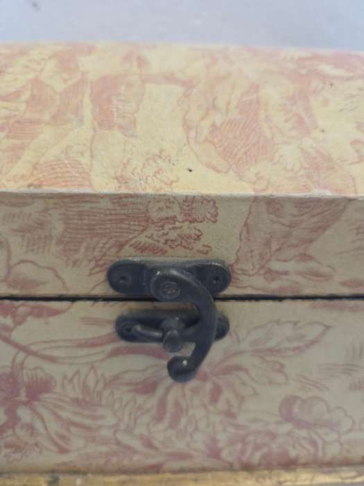 Large storage kist / box - Perfect for stationary, etc. Size - 33cm x 23cm x 20cm