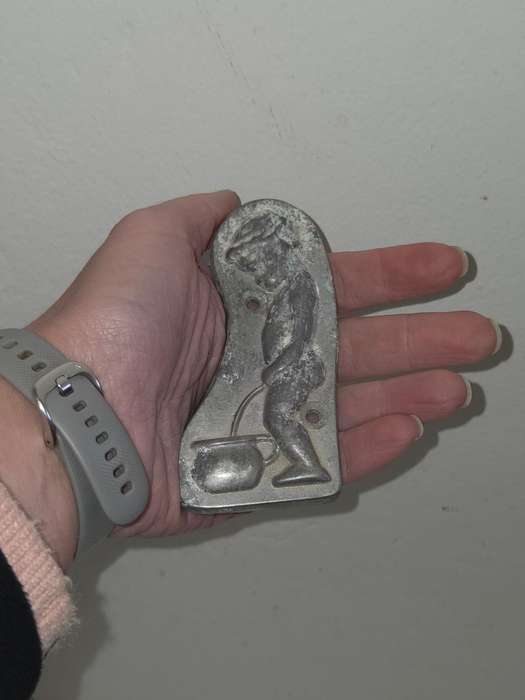 Metal plaque for bathroom