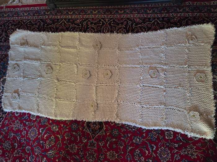 Heavy throw / Blanket with crochet detail - Size 185cm x 85cm - Chunky knit