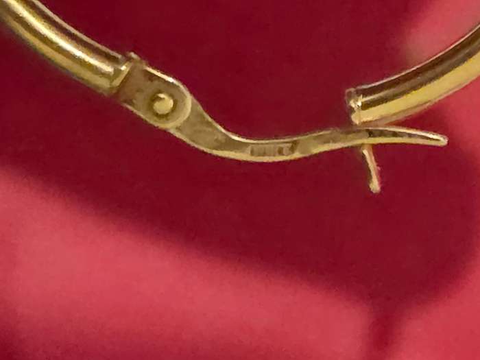 1 x Gold stamped loop earring - Diameter 3cm - Only one earring