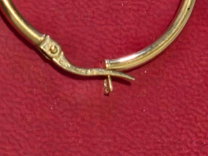 1 x Gold stamped loop earring - Diameter 3cm - Only one earring