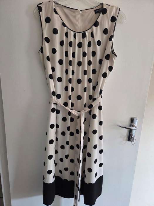 Queenspark dotted dress with belt. Great quality and perfect condition - Size 16