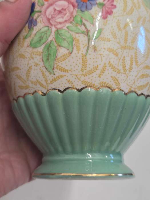 Beautiful Crown Devon Vase - Made in England - Beautiful detail - Height - 13.5cm