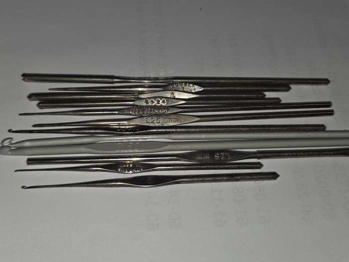 12 x Metal Crochet Needles / Crochet hooks