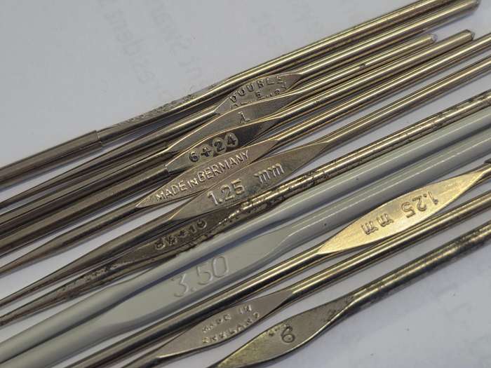 12 x Metal Crochet Needles / Crochet hooks