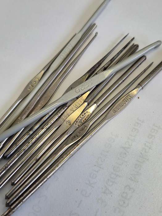 12 x Metal Crochet Needles / Crochet hooks