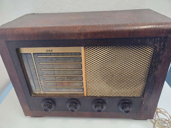 Vintage G.E.C. Radio - Made in England - See pictures