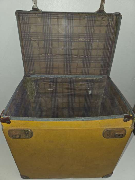 Vintage Yellow Carrycase / Storage case Size - 32cm x 32cm x 23cm Nice Vintage piece!!