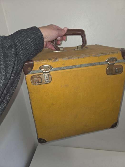 Vintage Yellow Carrycase / Storage case Size - 32cm x 32cm x 23cm Nice Vintage piece!!