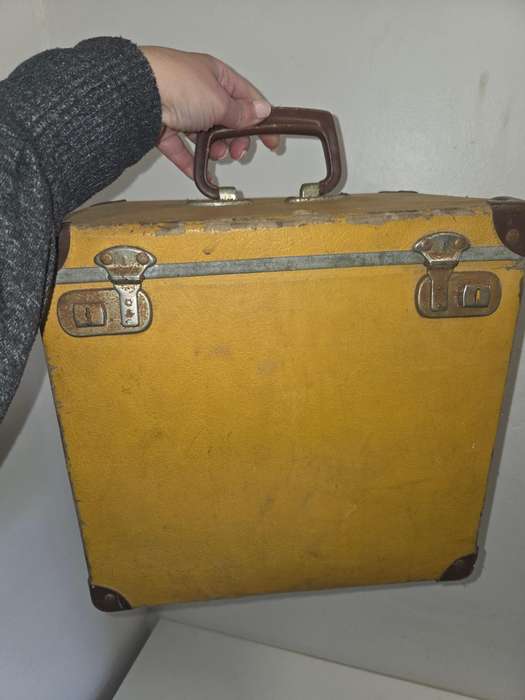 Vintage Yellow Carrycase / Storage case Size - 32cm x 32cm x 23cm Nice Vintage piece!!