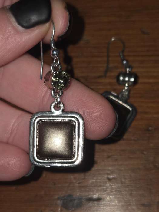 Beautiful pair of earrings - Good quality