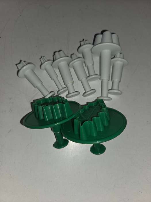 Blossom and Holly Leave Plunger Cutters - 9 Piece