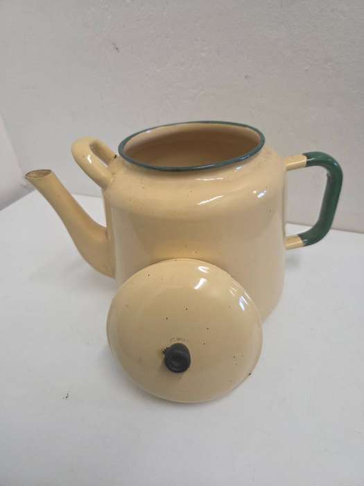 Large Vintage Enamel Kettle in very good condition