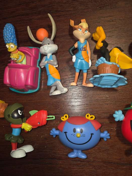 10 x McDonalds Toys incl. Mr. Men, Simpsons, Tweety, etc.