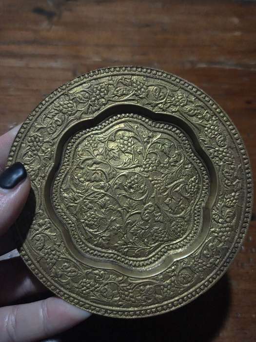 Small decorative solid brass dish - diameter - 11cm Perfect condition